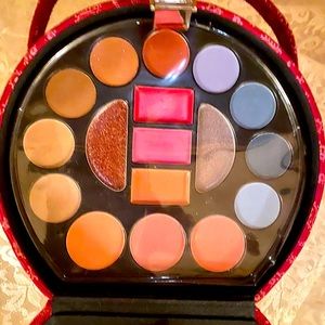 🎨PAISLEY PILLBOX PURSE LIP, CHEEK & EYESHADOW 🎨